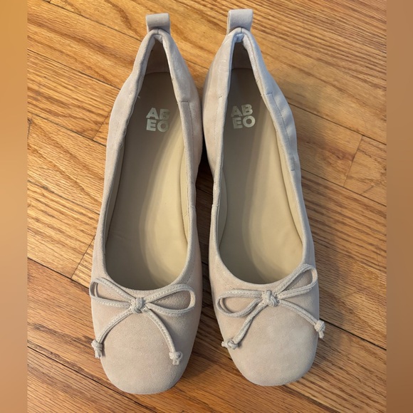 ABEO Cadence Bow Flats in Tan Suede- size 8 - Picture 2 of 10